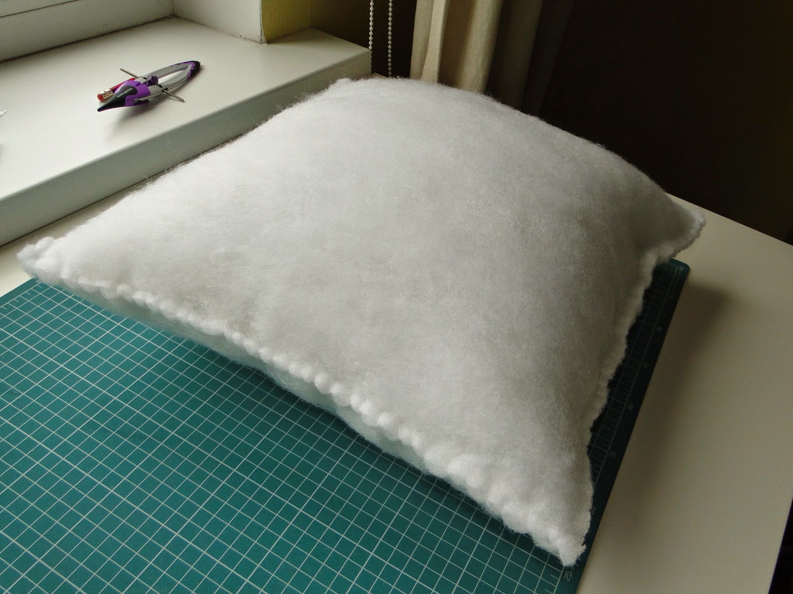 Подушки из синтепона. Декоративная подушка синтепон. Одеяло квадратиками с синтепоном. Подушка из синтепона своими руками мастер класс. Что сшить из синтепона.