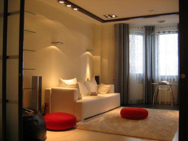 кремовый диван в интерьере гостиной спальни 18 кв. метров