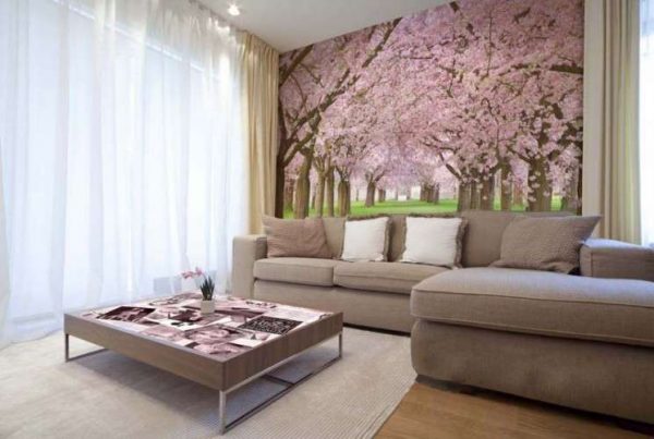 фотообои со цветом сакуры в интерьере гостиной