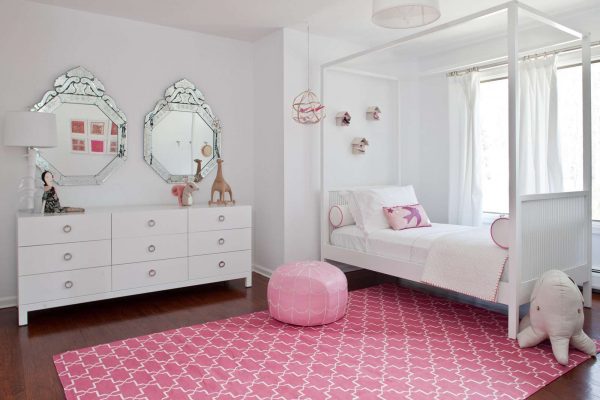 интерьер комнаты девочки с розовым ковром