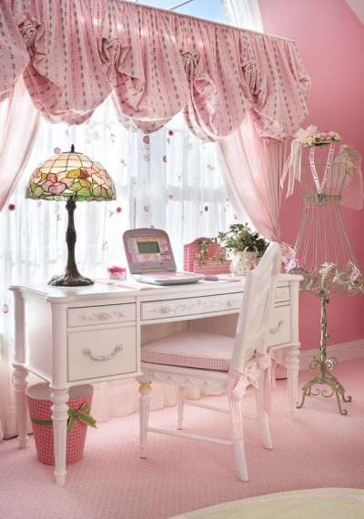 розовый стол в комнате девочки