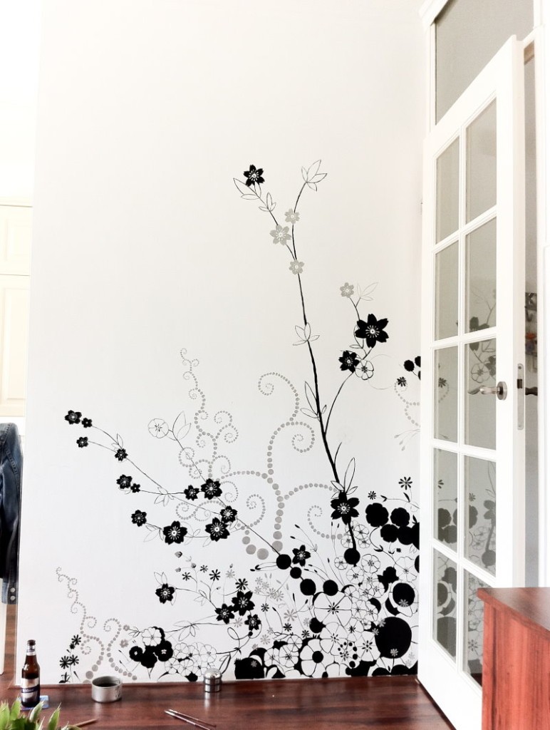 Чернильный рисунок на белой стене в квартире