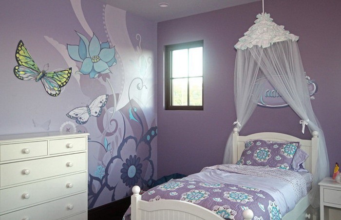 Бабочки и цветки на стене детской для девочки