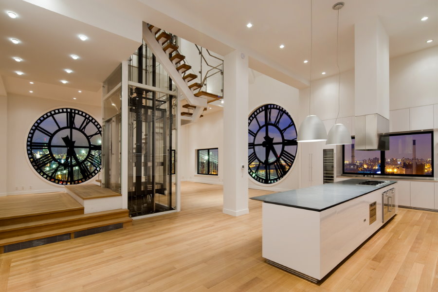 Круглые окна в виде часов в кухне-гостиной стиля хай-тек