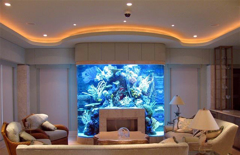 Интерьер гостиной с камином и аквариумом