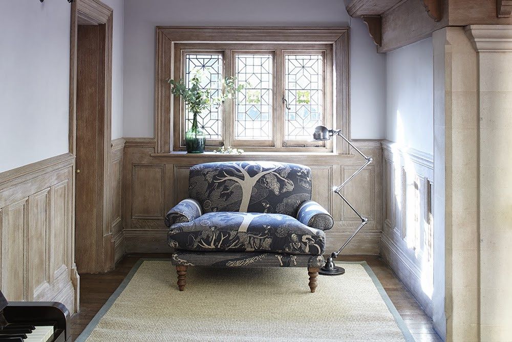 Мини-диван в прихожей комнате с окном