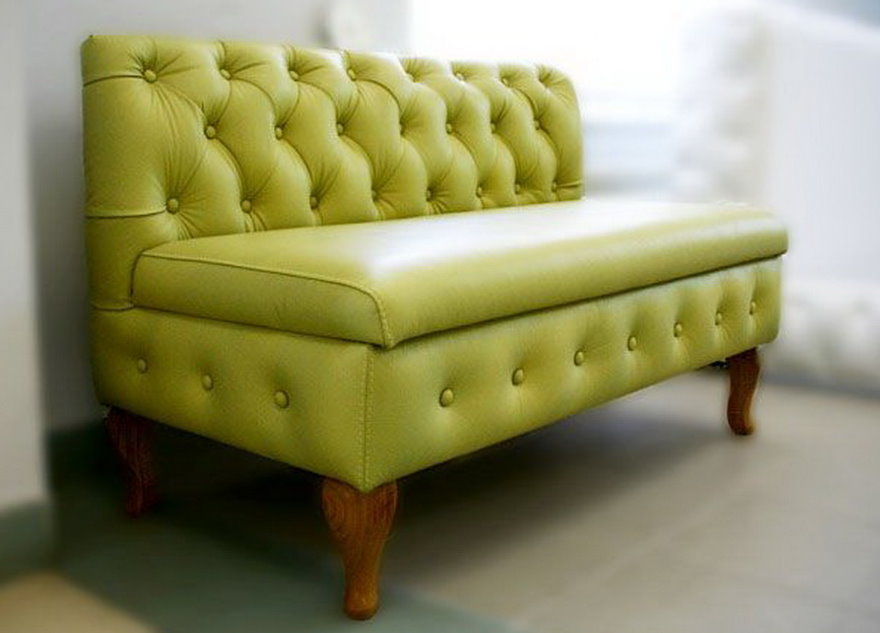 Светло-зеленый диванчик для прихожей комнаты