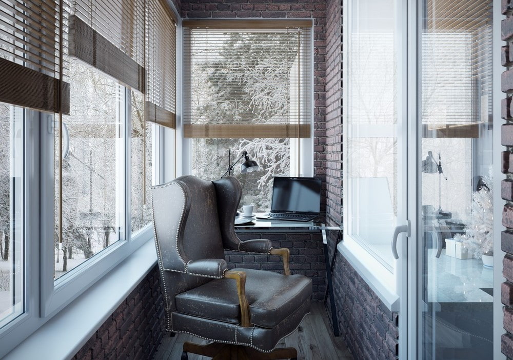 Кожаный офисный стул на балконе кирпичного дома