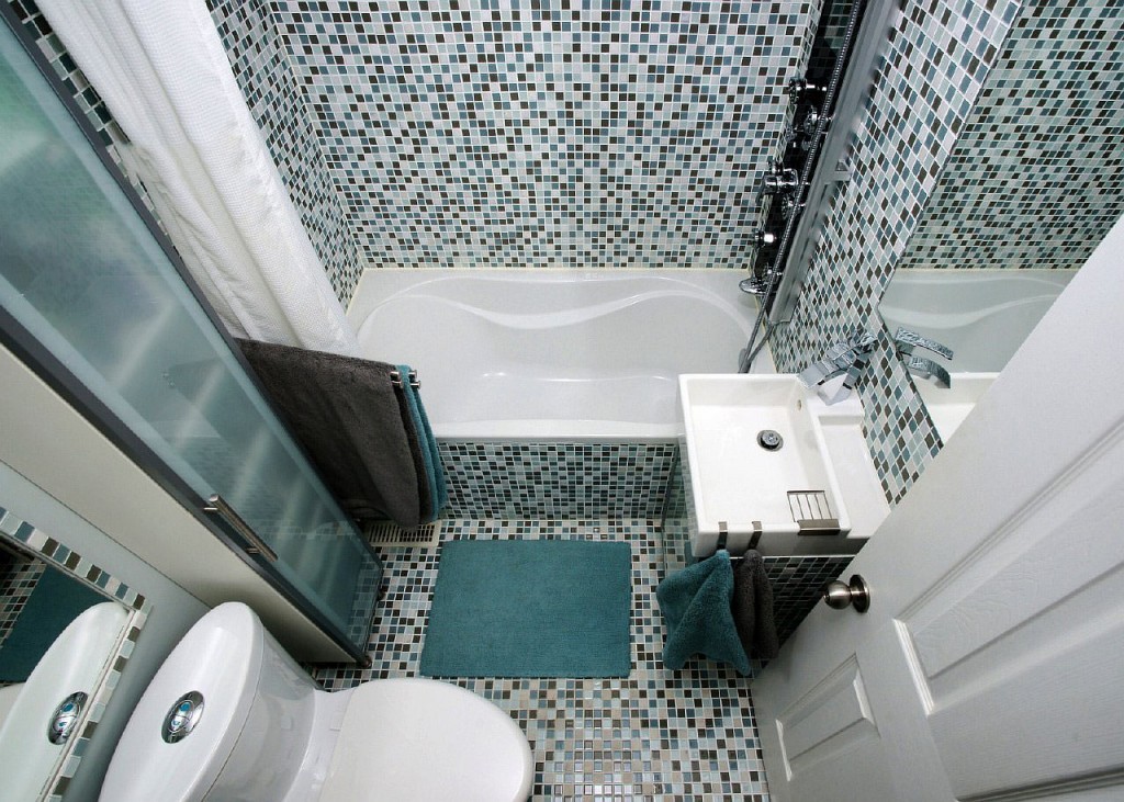 Черно-белая мозаика в интерьере ванной с унитазом