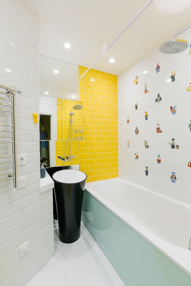 Желтая акцентная стена в ванной комнате