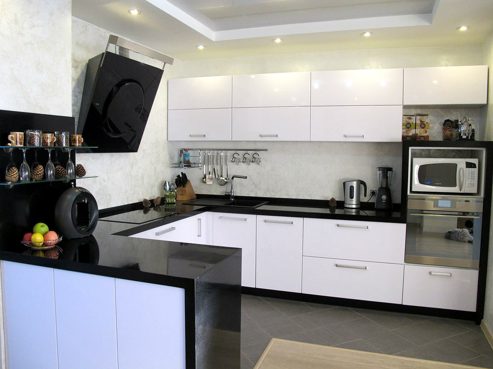 Кухонная мебель черно белая