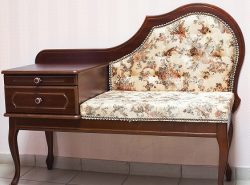 Небольшой диванчик способен придать прихожей комфорта и сделать ее более красивой