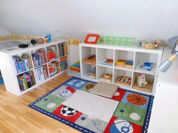 Открытые стеллажи с подходящими по возрасту игрушками и книжками – это и есть шкафы Монтессори
