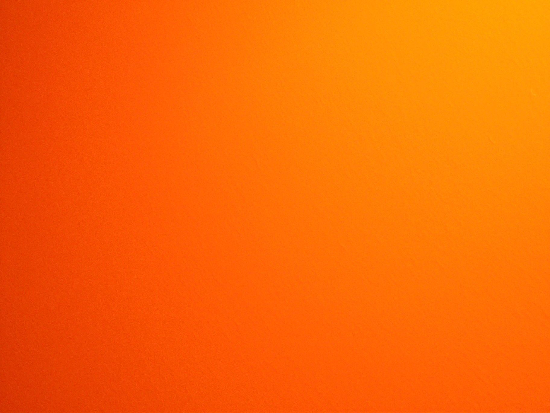 Стул ярко оранжевого цвета у взрослого