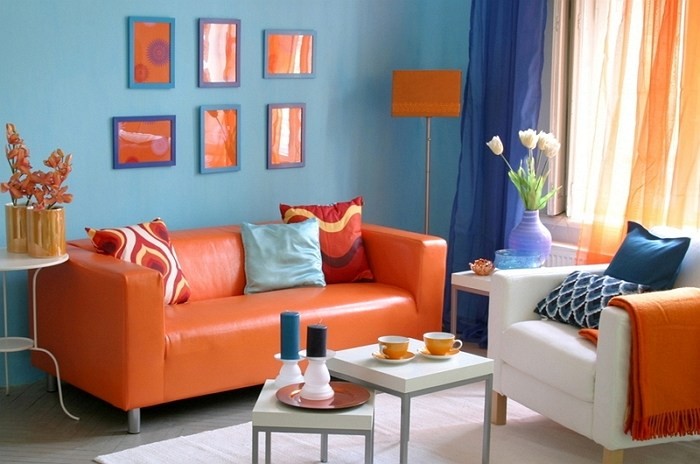 оранжевый тюль с синим цветом стен