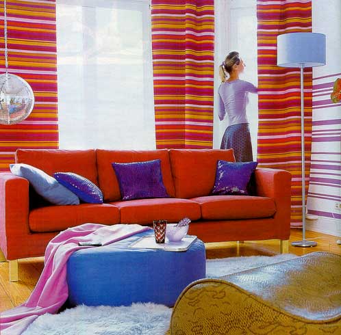 оранжевые шторы в сочетании с фиолетовыми элементами декора гостиной