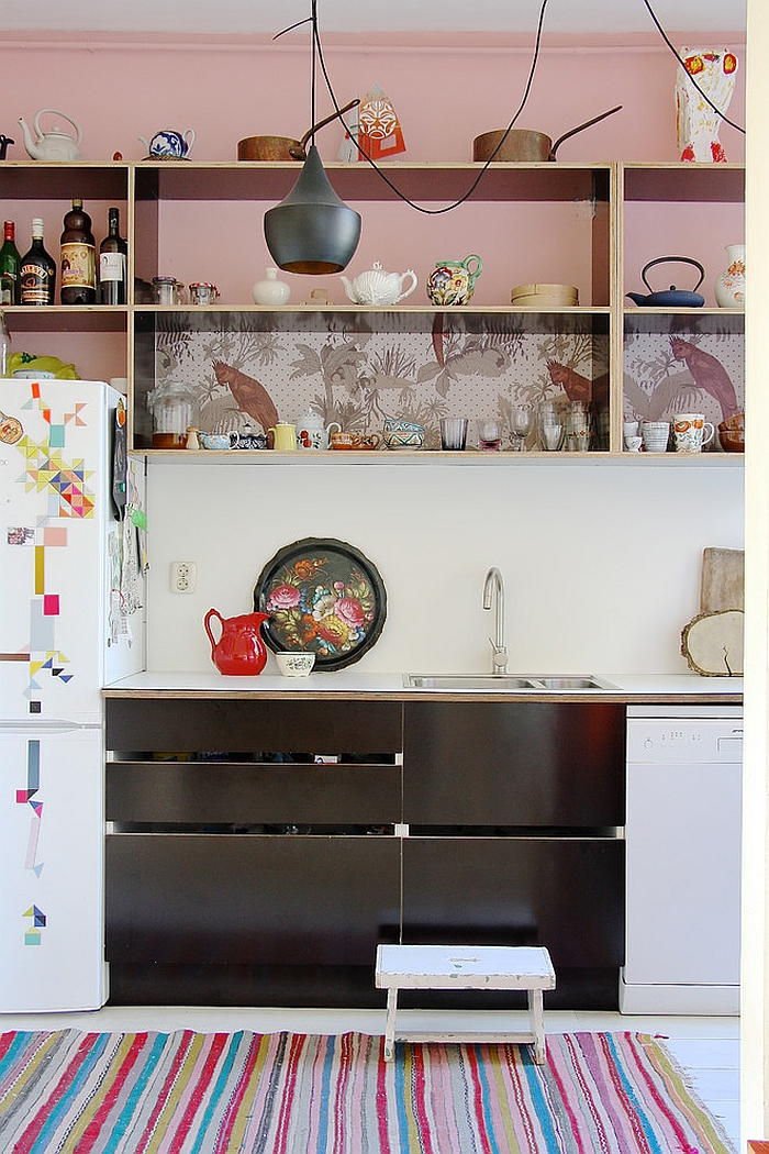 Креативные обои в стильном интерьере кухни от Holly Marder