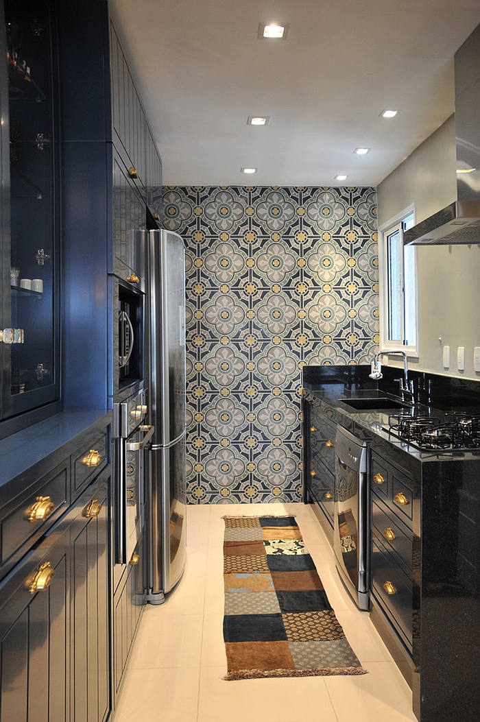 Креативные обои в стильном интерьере кухни от Elegueller Arquitetos