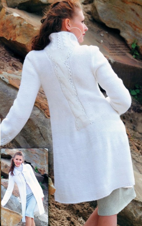 Белое пальто спицами связано для женщин