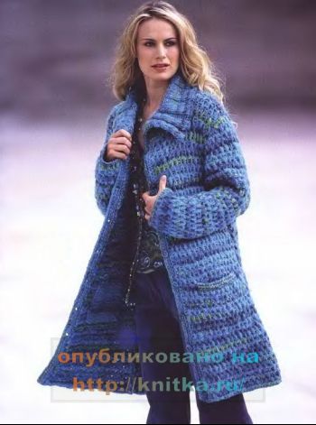Голубое вязаное спицами пальто для женщин