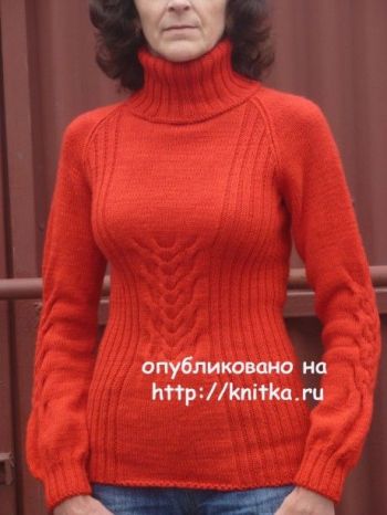 Вязаный спицами свитер женский