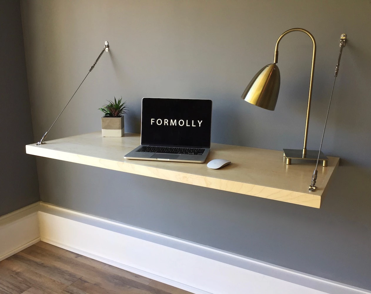 компьютерный стол который крепится к стене. подвесной стол. стол навесной на стену. креативный письменный стол. подвесной компьютерный стол.