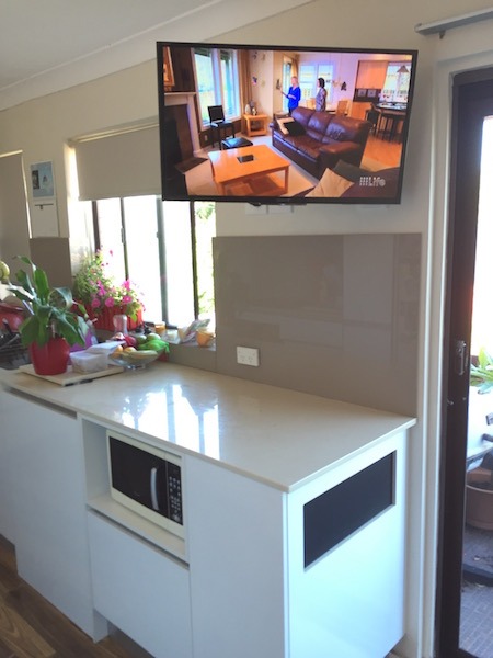 размещение телевизора на кухне