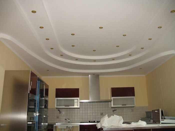 вариант яркого интерьера потолка кухни