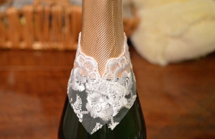 Наклейка кружева на горлышко бутылки шампанского для декорирования под невесту