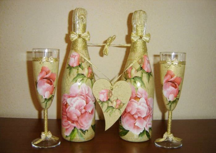 Оформление свадебных бутылок в технике декупажа цветами