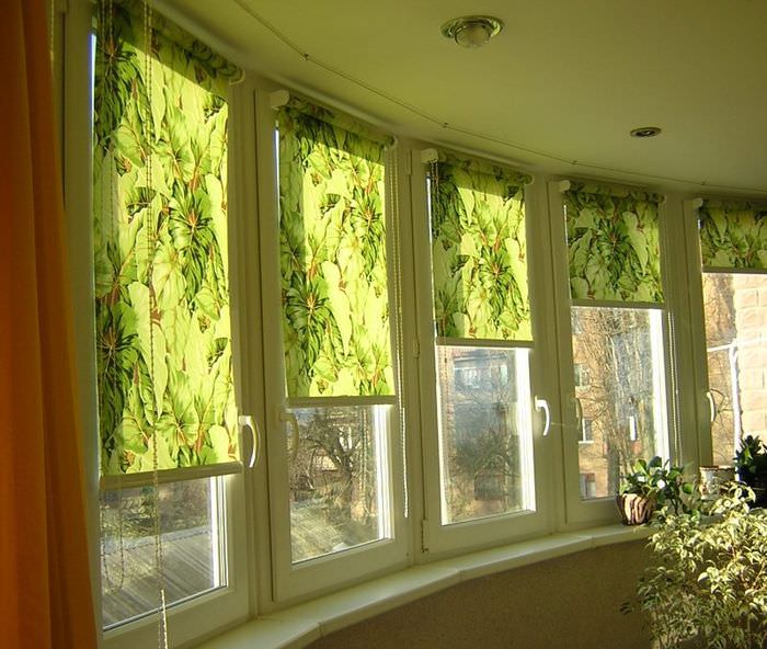 Зеленые шторы на окнах полукруглого балкона